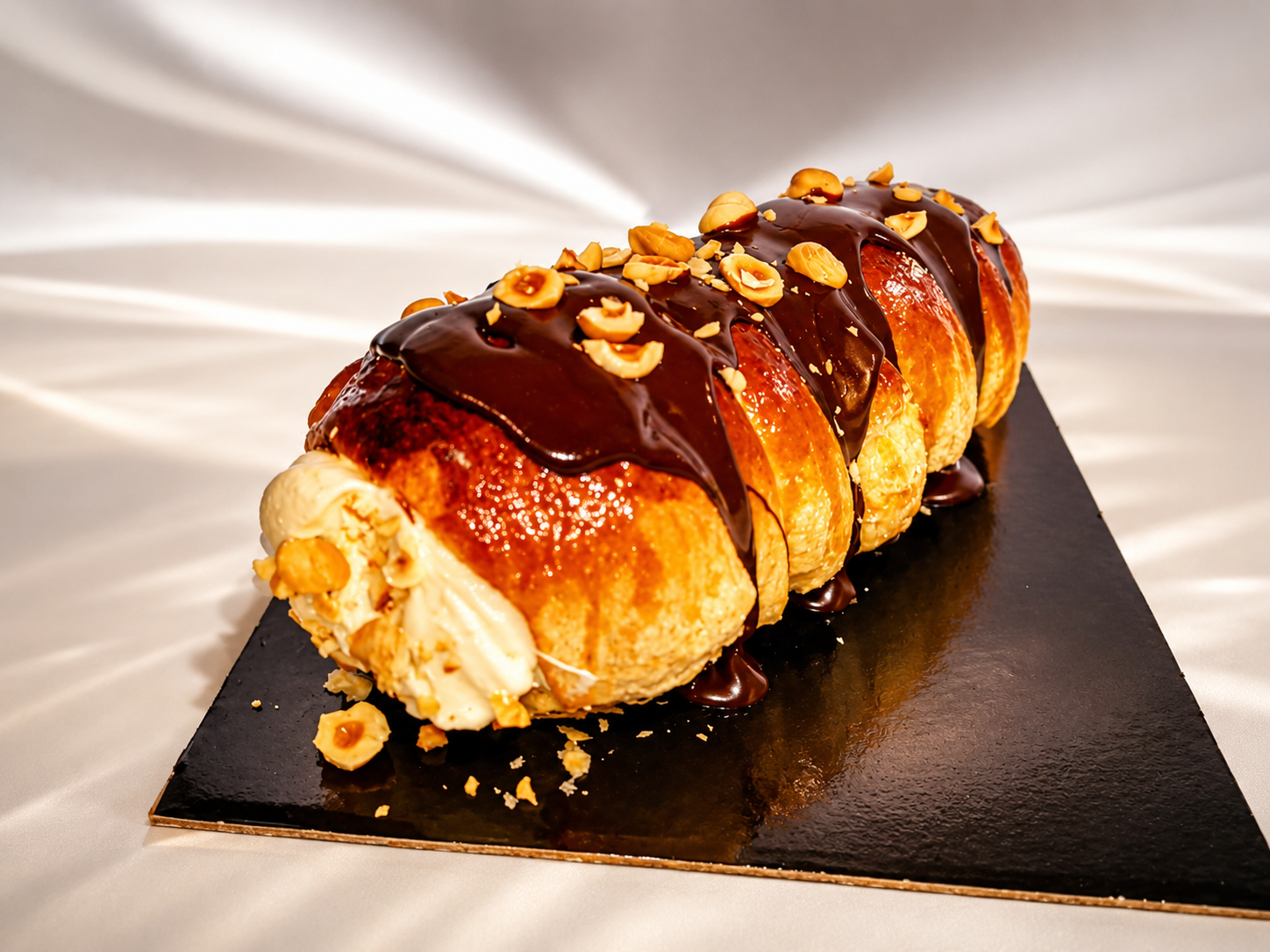 Croissant al cioccolato con nocciole
