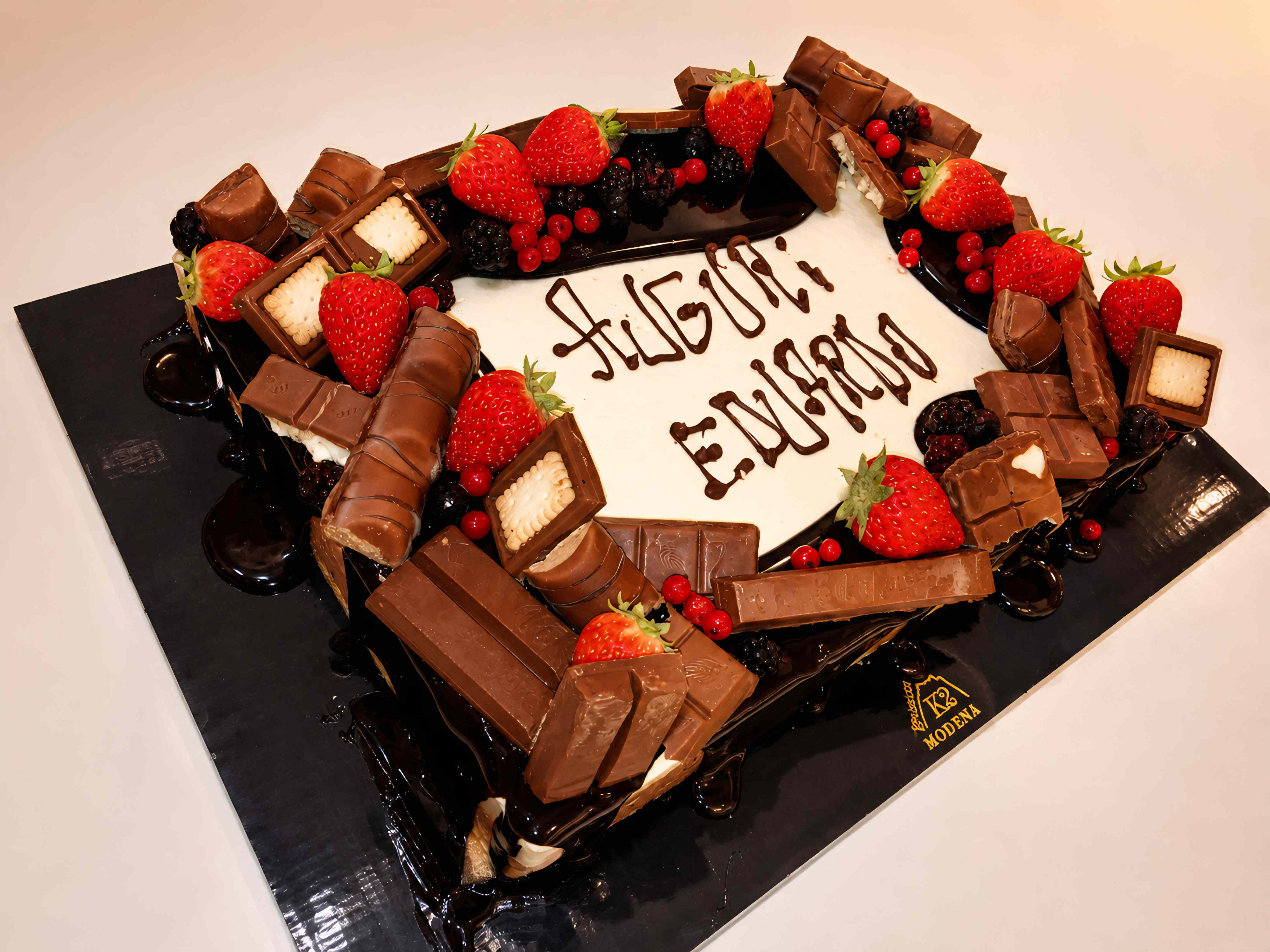 Torta di compleanno cioccolato e fragole