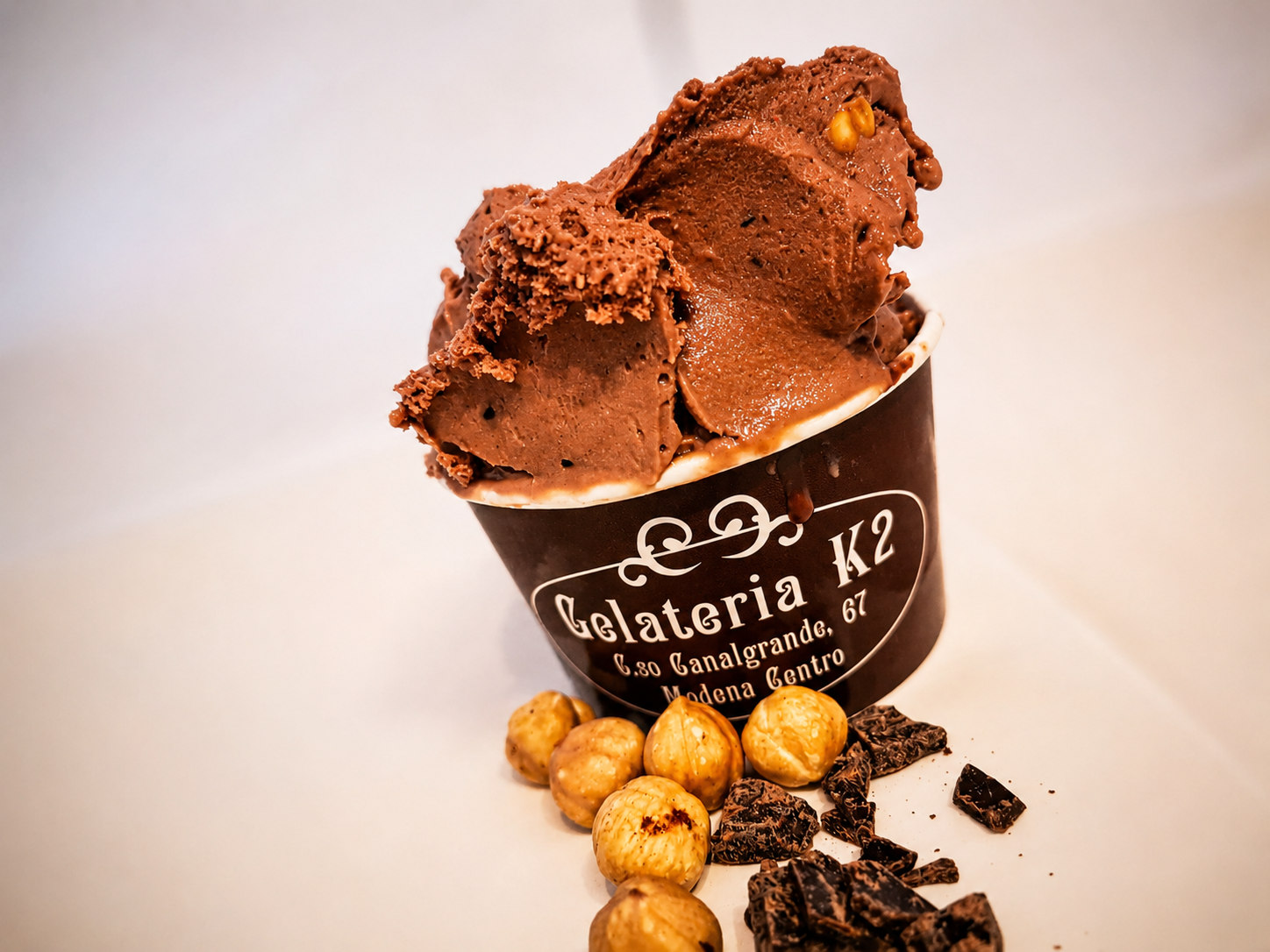 Gelato al cioccolato con nocciole
