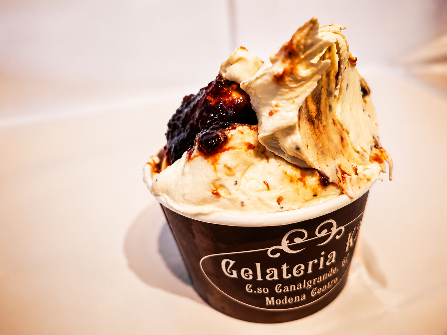 Gelato con variegato e panna