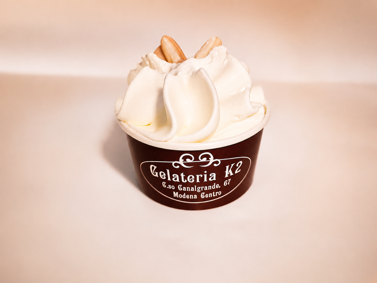 Gelato alla crema con mandorle